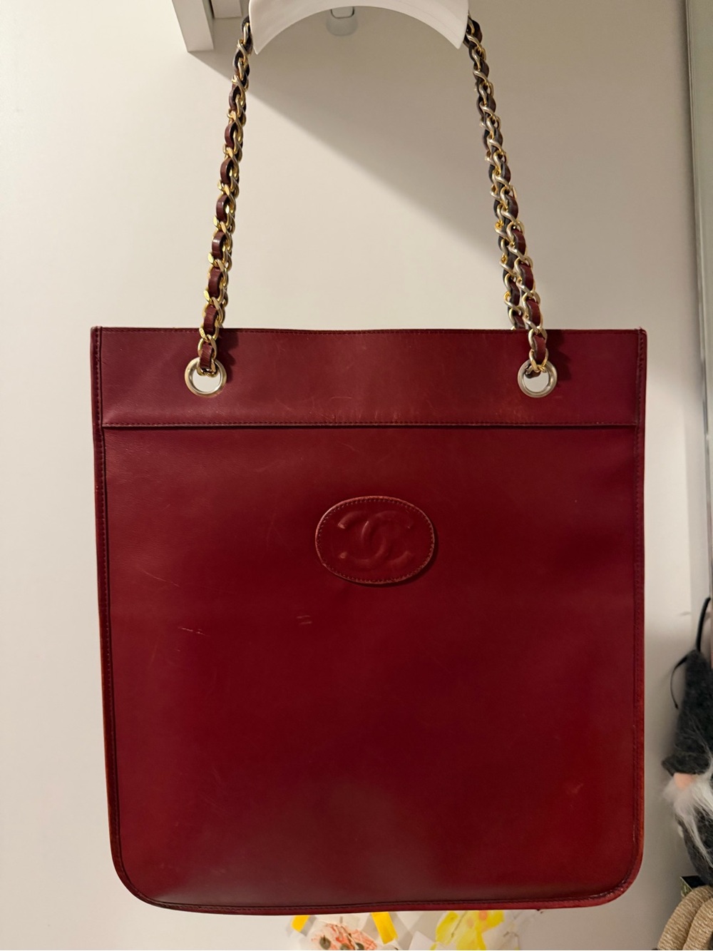 CHANEL Smooth Leather Flat Tote with Gold Chain Straps 70s Era. Burgundy/Red